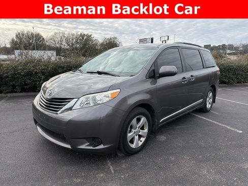 Used 2013 Toyota Sienna LE image 1