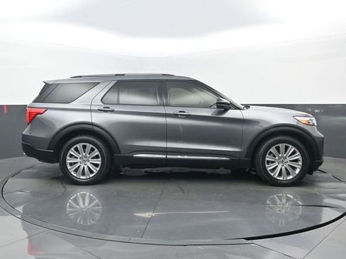 Used 2022 Ford Explorer Limited w/ Equipment Group 301A RWD image 2