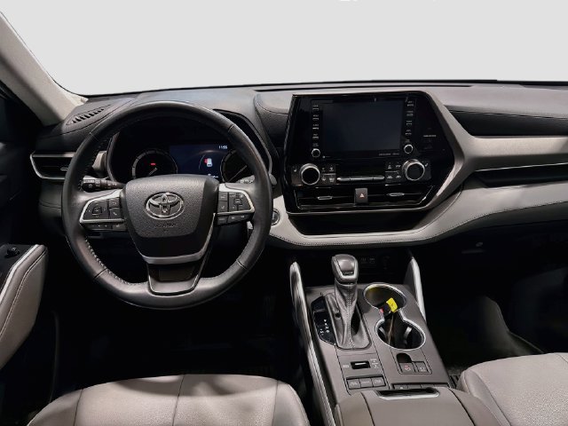 Used 2022 Toyota Highlander XLE AWD/4WD image 19
