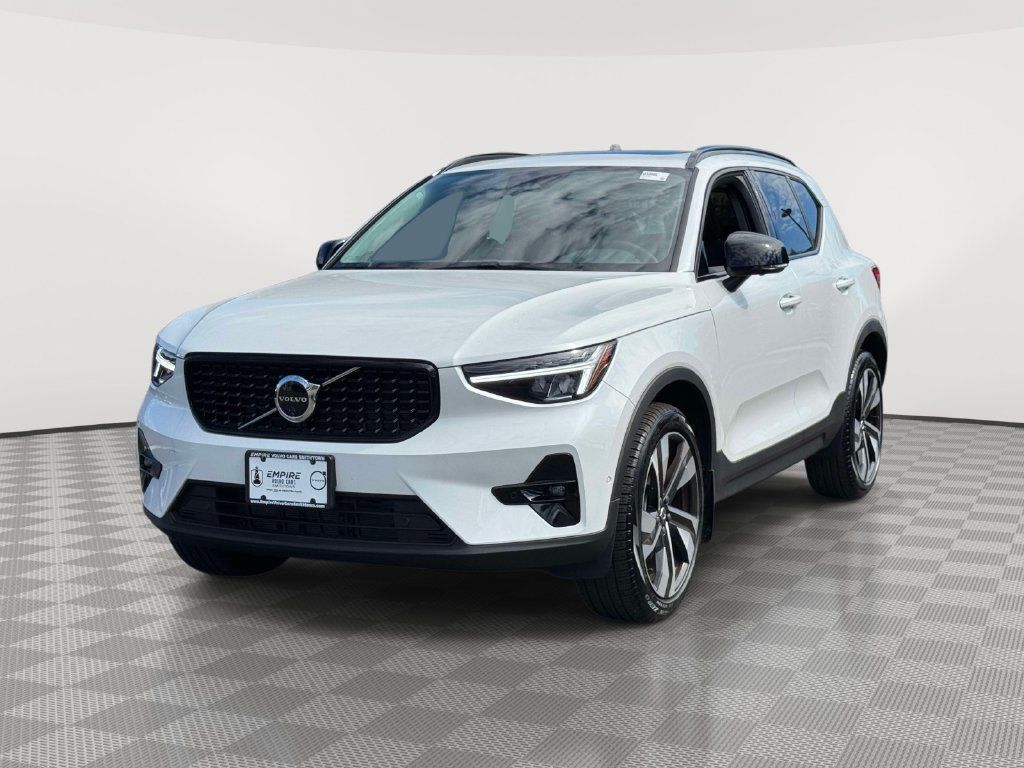 Used 2026 Volvo XC40 B5 Plus w/ Protection Package Premier AWD/4WD image 2