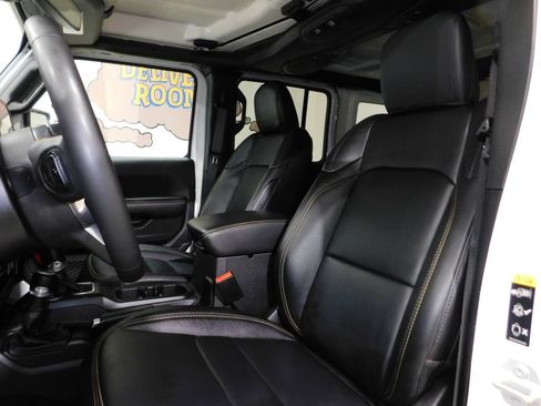 Used 2024 Jeep Wrangler Unlimited Sahara w/ Technology Group AWD/4WD image 30