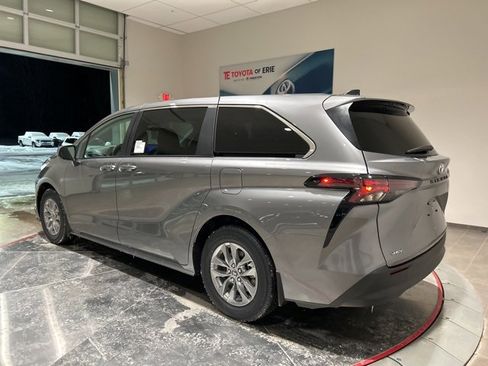 New 2026 Toyota Sienna LE image 4