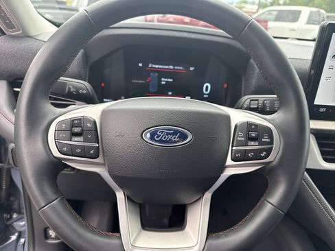 Used 2025 Ford Explorer Active AWD/4WD image 24
