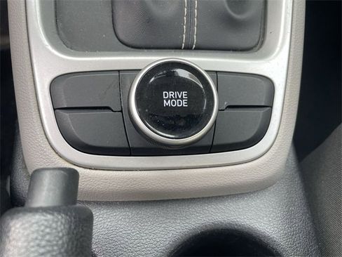 Used 2023 Hyundai Venue SEL image 16