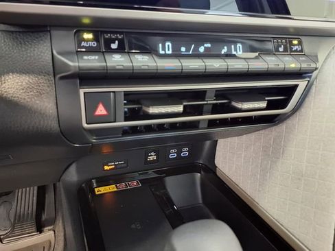 Used 2025 Toyota Camry XLE FWD image 13