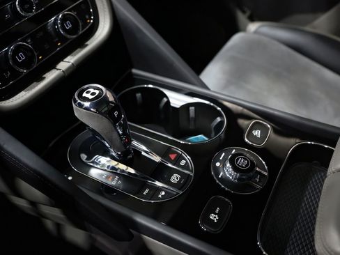 Used 2022 Bentley Bentayga AWD/4WD image 47