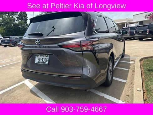 Used 2021 Toyota Sienna XLE w/ XLE Plus Package FWD image 4