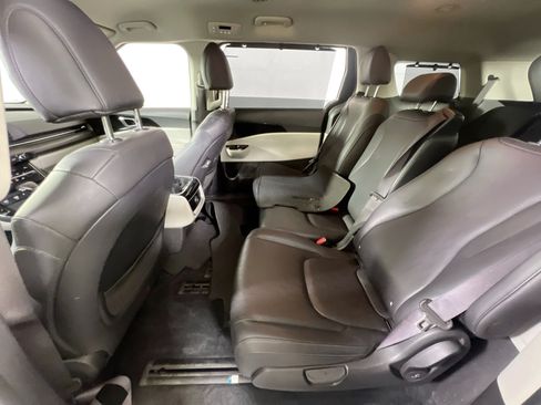 Used 2024 Kia Carnival EX FWD image 24
