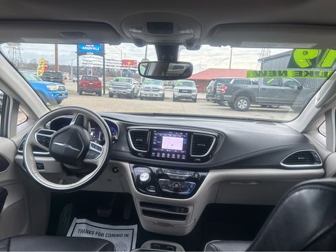 Used 2019 Chrysler Pacifica Limited image 17