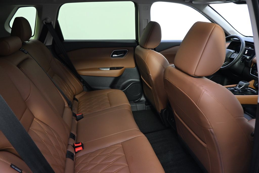 Used 2025 Nissan Rogue Platinum FWD image 18