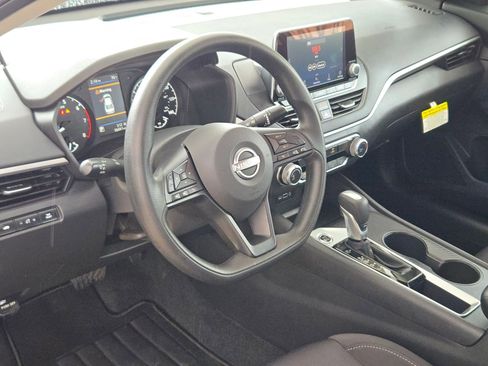 Used 2025 Nissan Altima 2.5 S FWD image 10