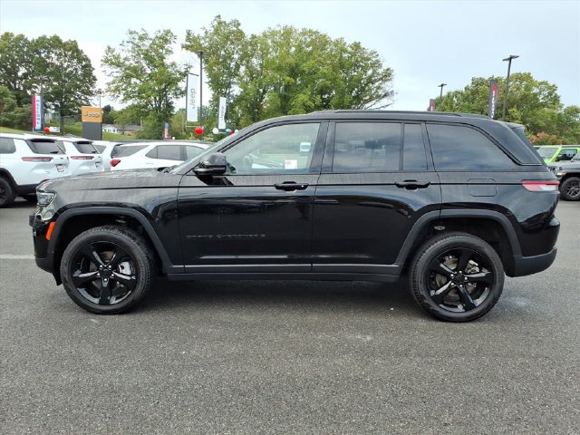 Used 2025 Jeep Grand Cherokee Limited w/ Black Appearance Package AWD/4WD image 9