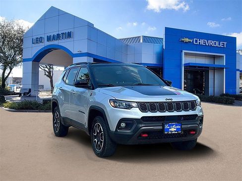 Used 2024 Jeep Compass Trailhawk image 3