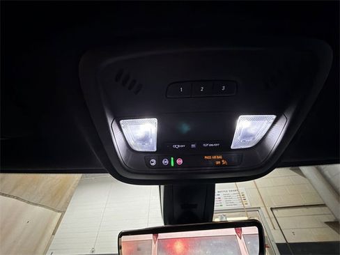 Used 2023 Chevrolet Traverse LT w/ Rear Camera Mirror Package image 22