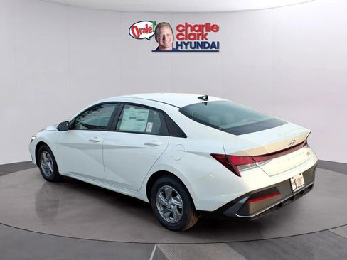 New 2026 Hyundai Elantra SE FWD image 3