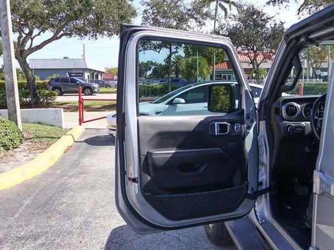Used 2022 Jeep Gladiator Overland image 19