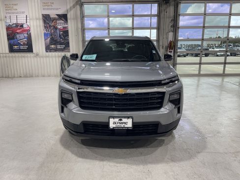 Used 2024 Chevrolet Traverse LS AWD/4WD image 3