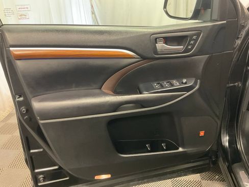 Used 2018 Toyota Highlander Limited AWD/4WD image 15