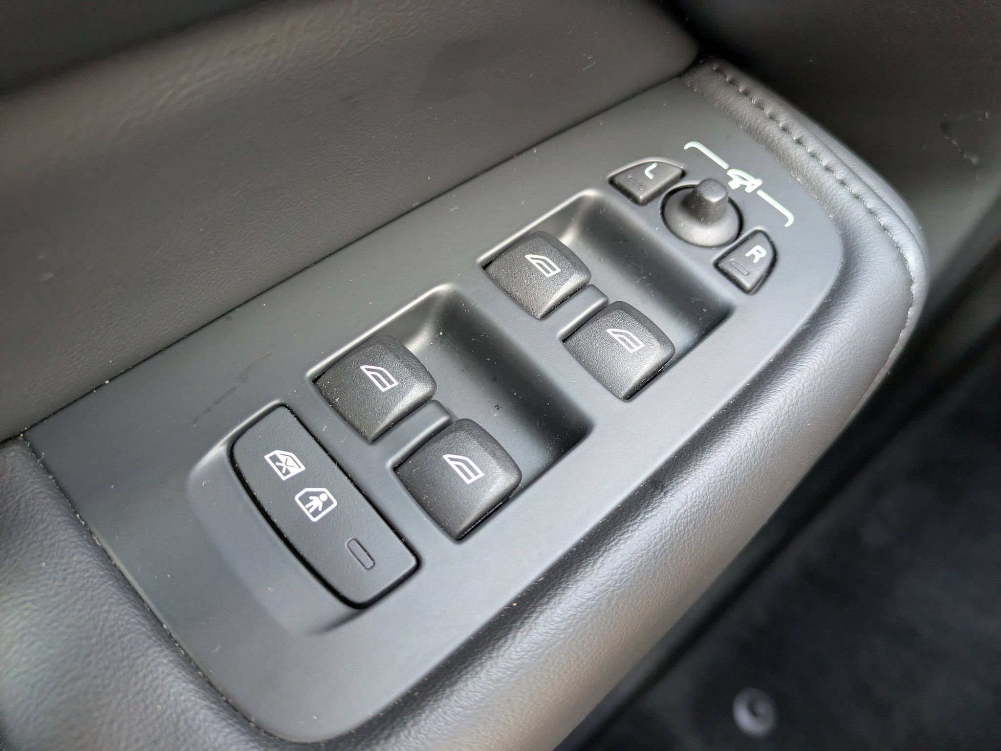 Used 2024 Volvo XC60 B5 Plus AWD/4WD image 26