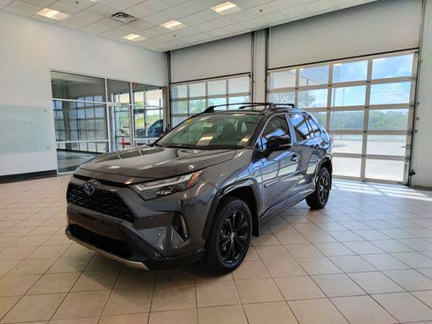 Used 2022 Toyota RAV4 XSE AWD/4WD image 7