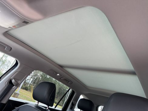 Used 2023 Volkswagen Tiguan SE w/ Panoramic Sunroof Package image 17