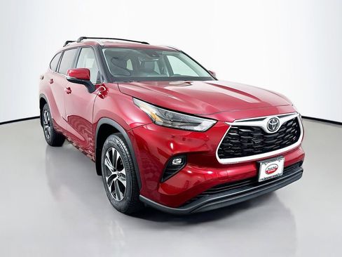 Certified 2026 Toyota Highlander XLE AWD/4WD image 3