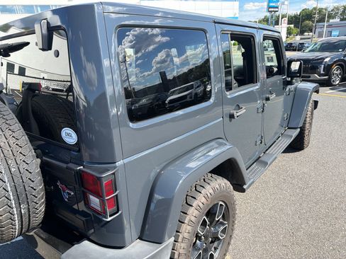 Used 2018 Jeep Wrangler Unlimited Sahara AWD/4WD image 3