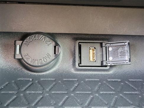 Used 2020 Toyota RAV4 XLE image 40