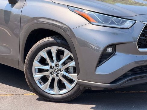 Used 2023 Toyota Highlander Limited FWD image 4