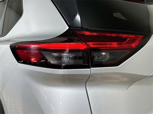 Used 2024 Nissan Rogue S image 31