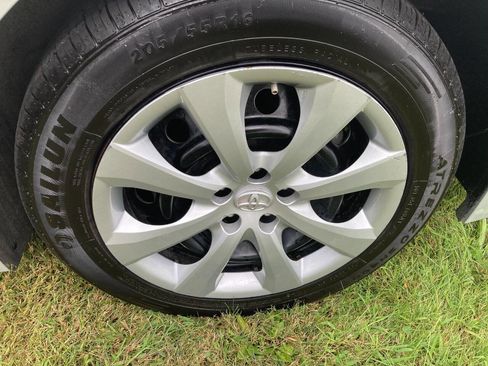 Used 2020 Toyota Corolla LE image 3