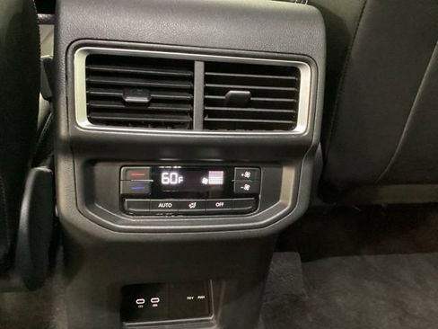 Used 2025 Volkswagen Atlas SE AWD/4WD image 14