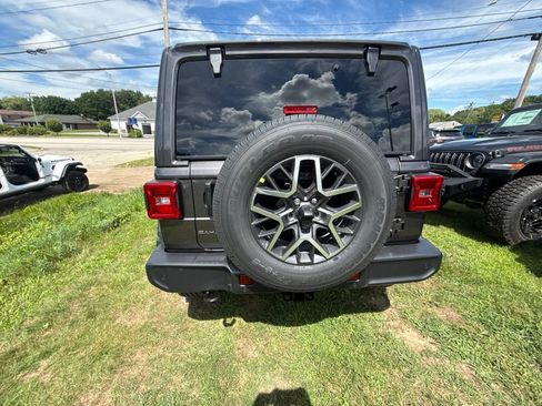 New 2026 Jeep Wrangler Unlimited Sahara AWD/4WD image 4