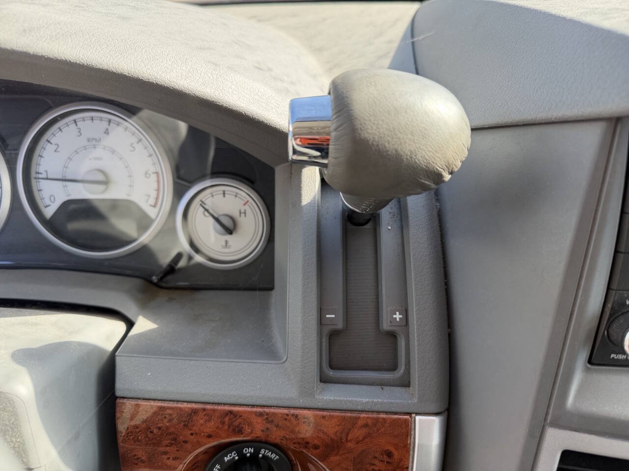 Used 2009 Chrysler Town & Country Touring FWD image 34