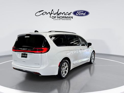 Used 2023 Chrysler Pacifica Limited FWD image 8