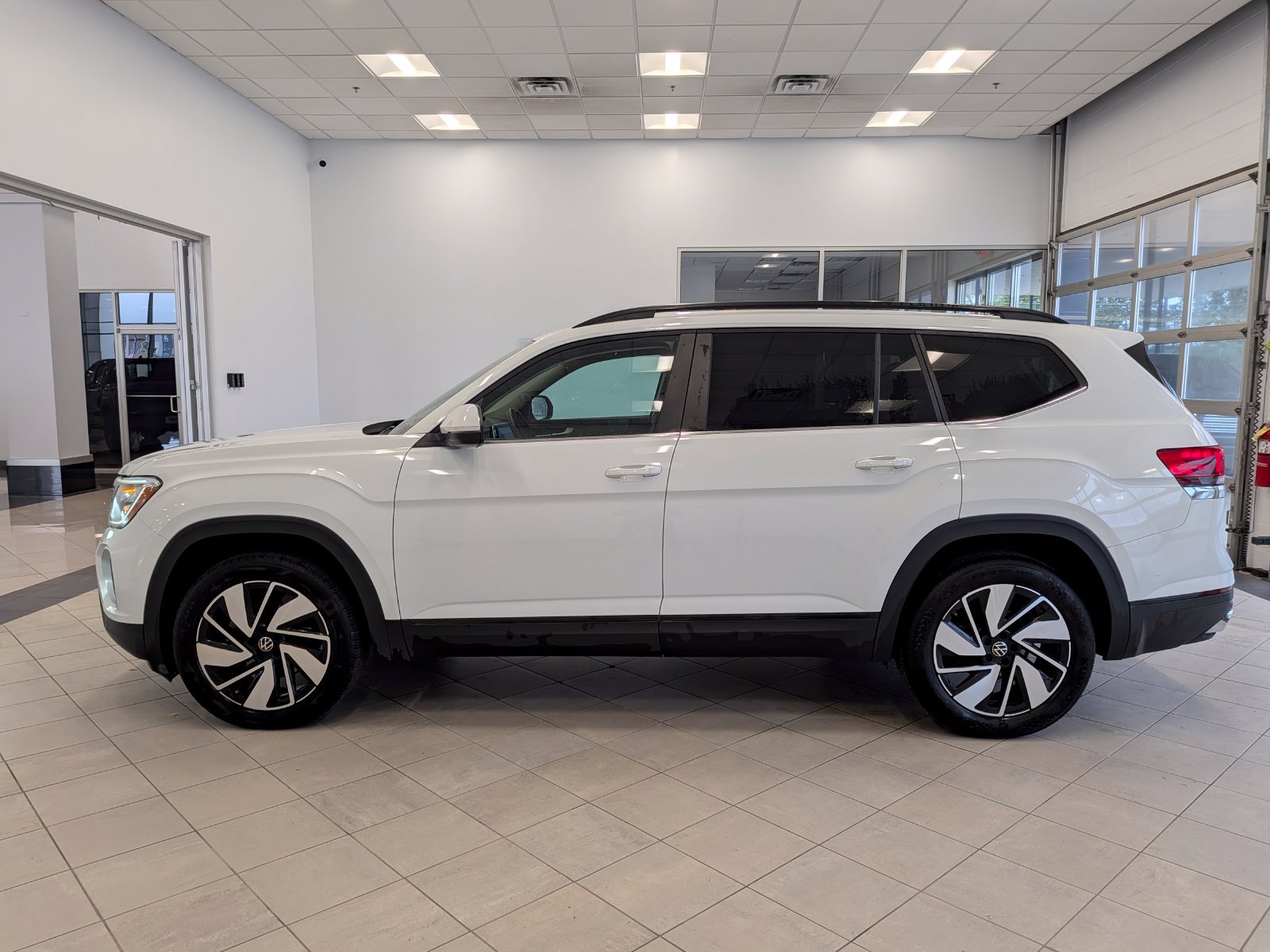Used 2025 Volkswagen Atlas SE FWD image 5