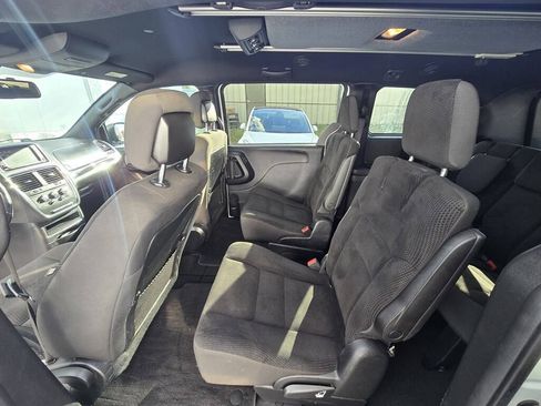 Used 2019 Dodge Grand Caravan SE FWD image 12