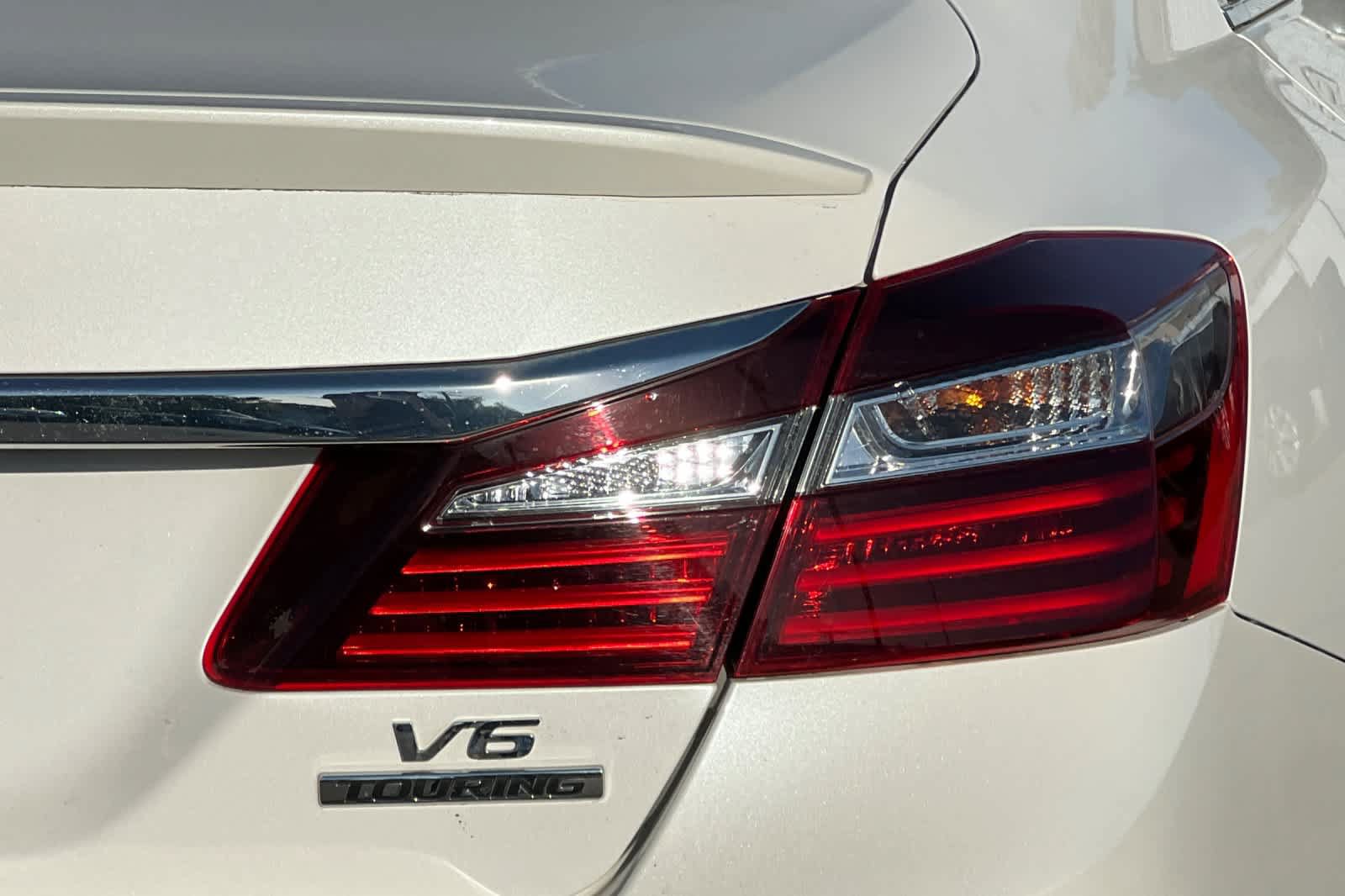 Used 2017 Honda Accord Touring image 21