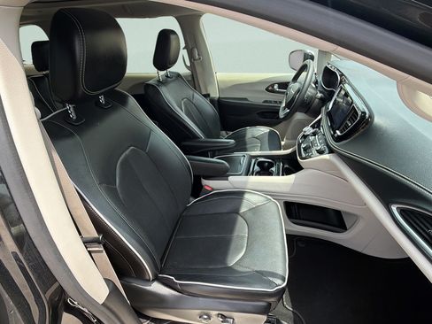 Used 2023 Chrysler Pacifica Limited FWD image 10