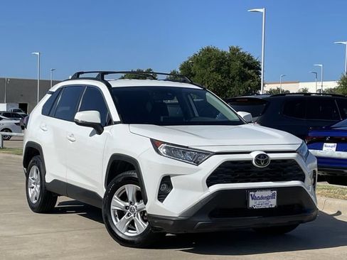Used 2020 Toyota RAV4 XLE FWD image 2