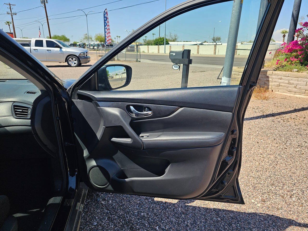 Used 2017 Nissan Rogue S FWD image 9