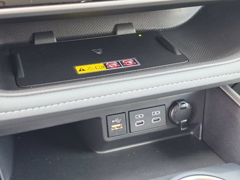Used 2025 Toyota Highlander XLE AWD/4WD image 28