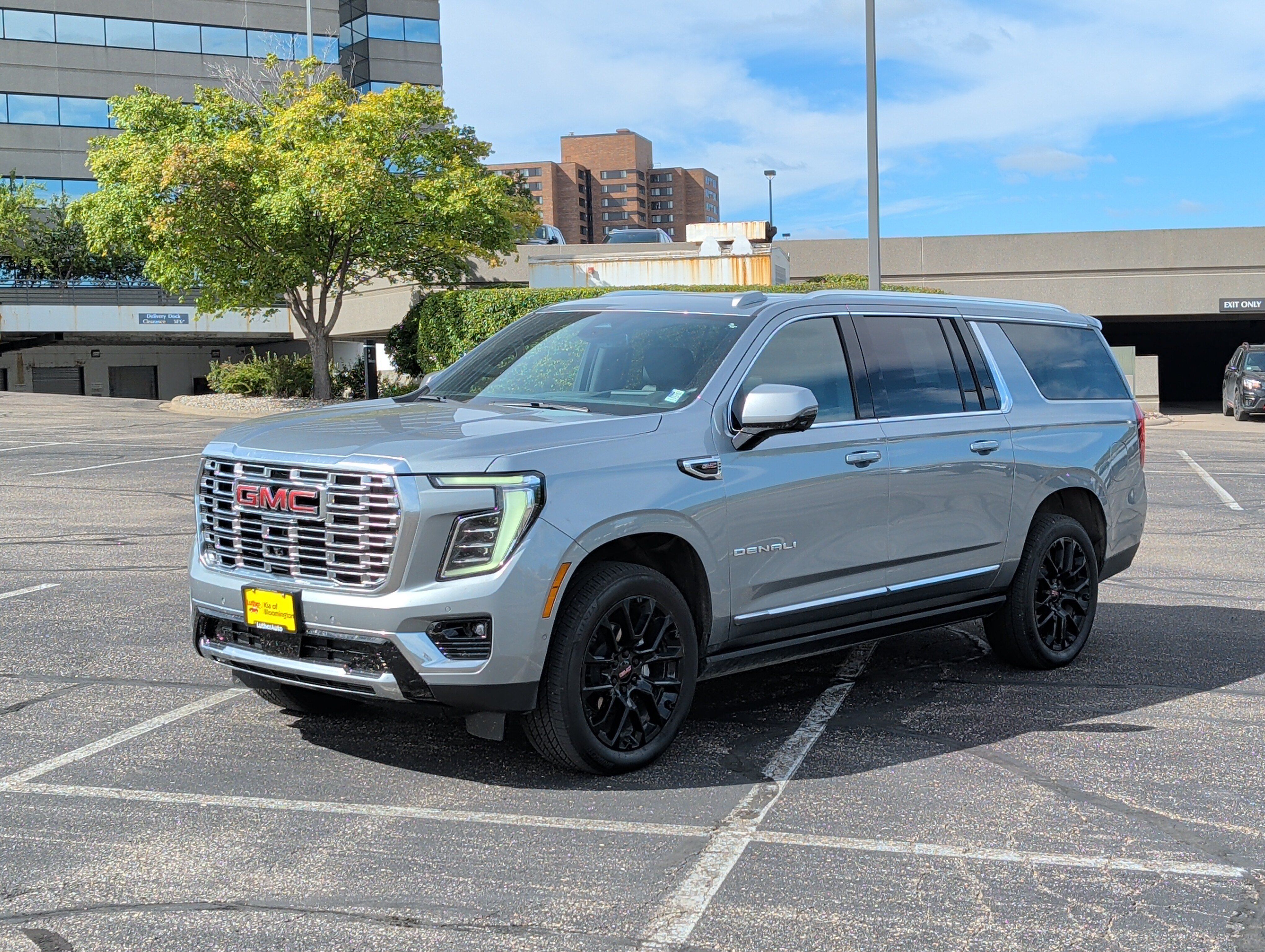 Used 2025 GMC Yukon XL Denali w/ Sun & Power Step Package AWD/4WD image 2