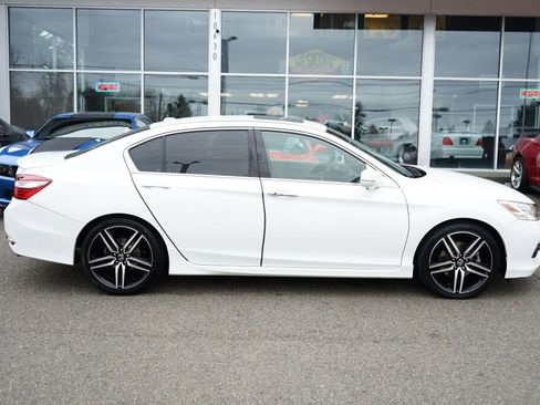 Used 2017 Honda Accord Touring image 6