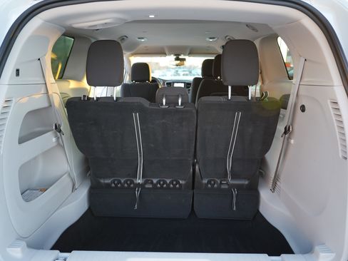 Used 2023 Chrysler Voyager LX image 30