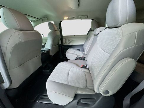 Used 2022 Toyota Sienna LE image 17