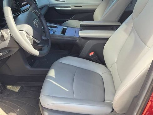 Used 2025 Toyota Sienna XLE FWD image 8
