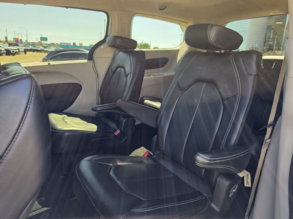 Used 2023 Chrysler Pacifica Touring-L FWD image 12
