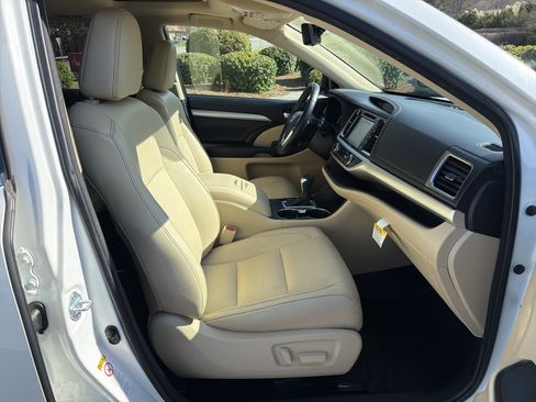 Used 2017 Toyota Highlander XLE image 25