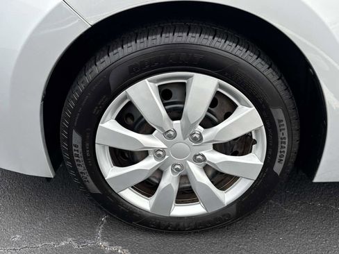 Used 2015 Toyota Corolla LE image 10